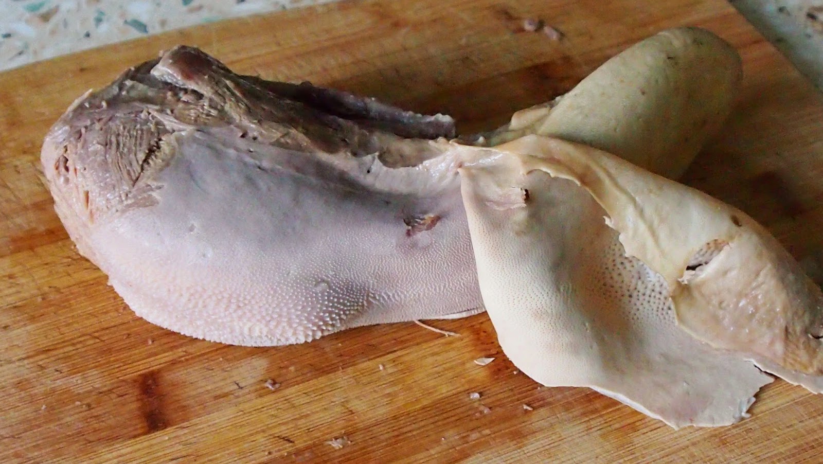 Как быстро снять кожу с языка говяжьего. Как быстро снять кожу с языка говяжьего. Язык свиной нарезка. Вареный говяжий язык. Как быстро снять кожу с языка говяжьего.