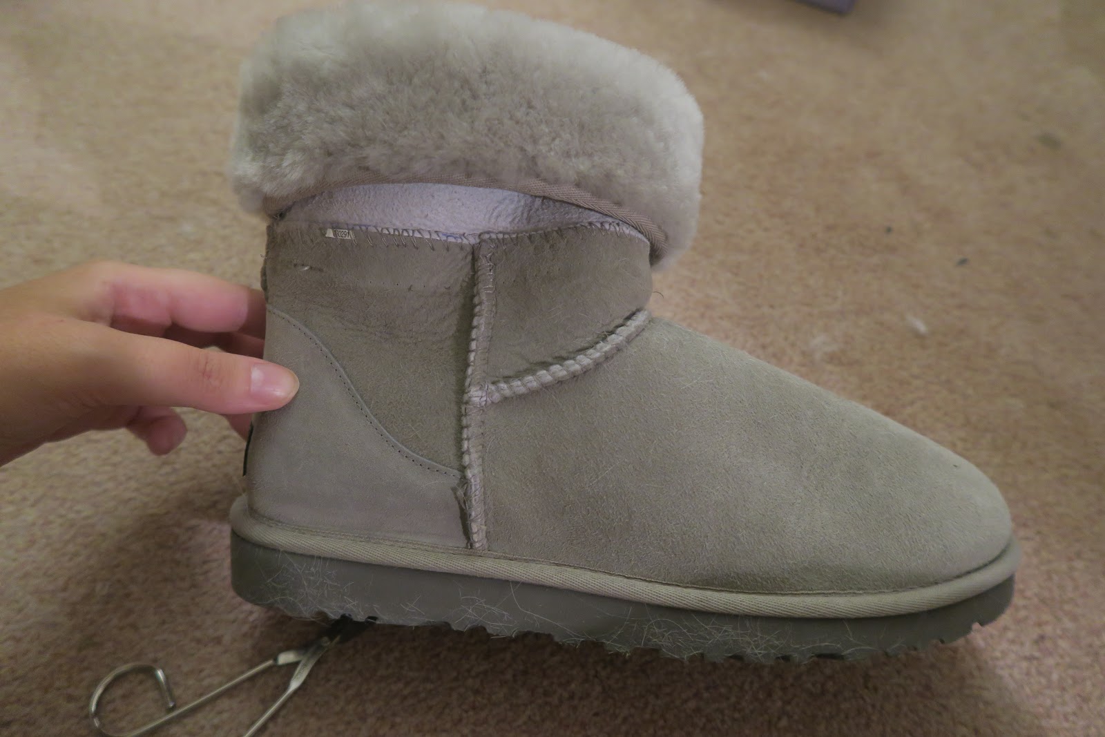 DIY DESTROYING OLD UGG AUSTRALIA CUFF and making them into Classics