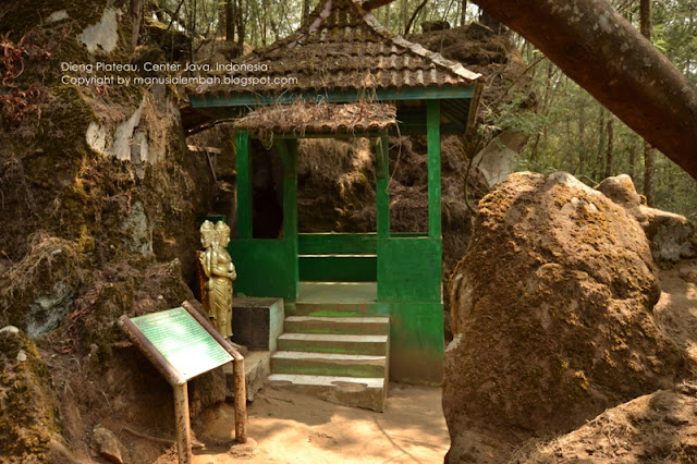 gua pertapaan telaga warna dieng