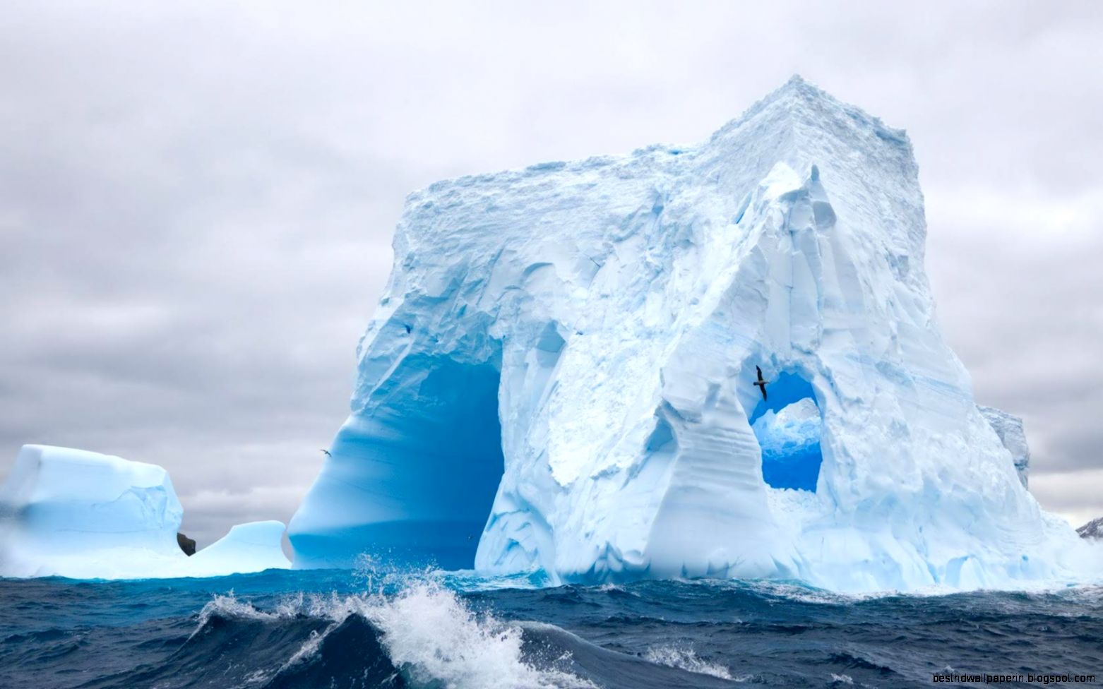 Desktop Wallpaper · Gallery · Nature · Huge Antarctic iceberg