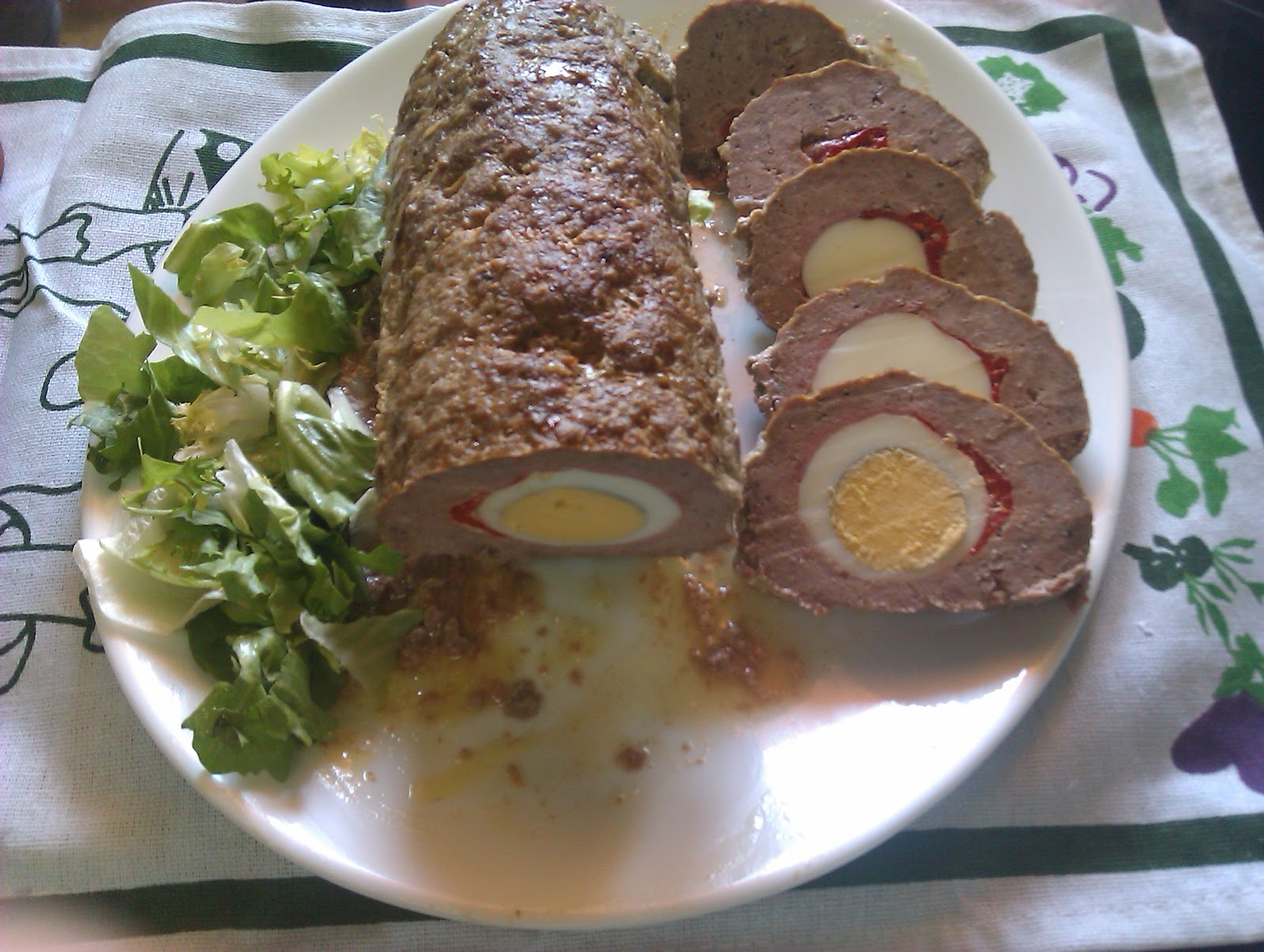 redondo de carne picada relleno en salsa