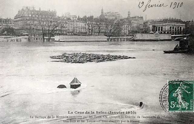 Открытка с изображением шлюза Монне во время наводнения в 1910 г.