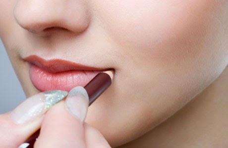 Tips untuk menggunakan lipstik dan merawat bibir
