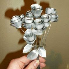 Ramo de rosas hecho con aluminio reciclado 