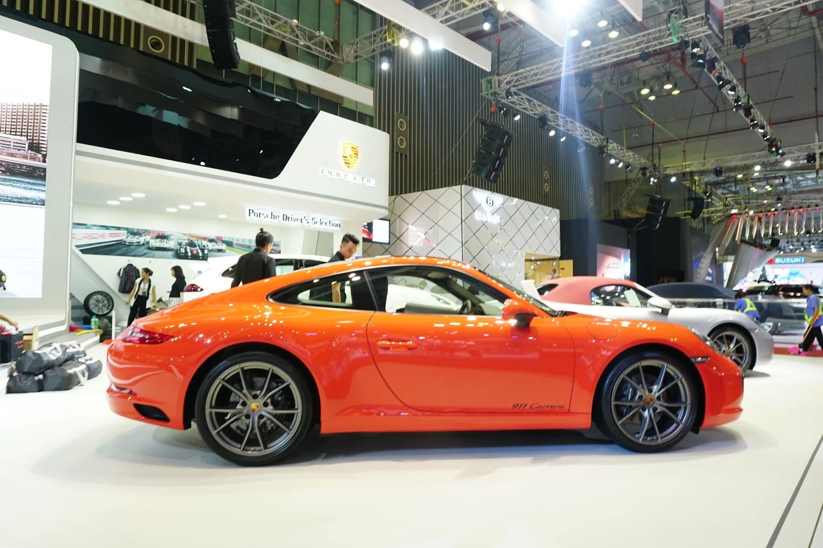 Porsche 911 Carrera tỏa sáng tại gian hàng của Porsche