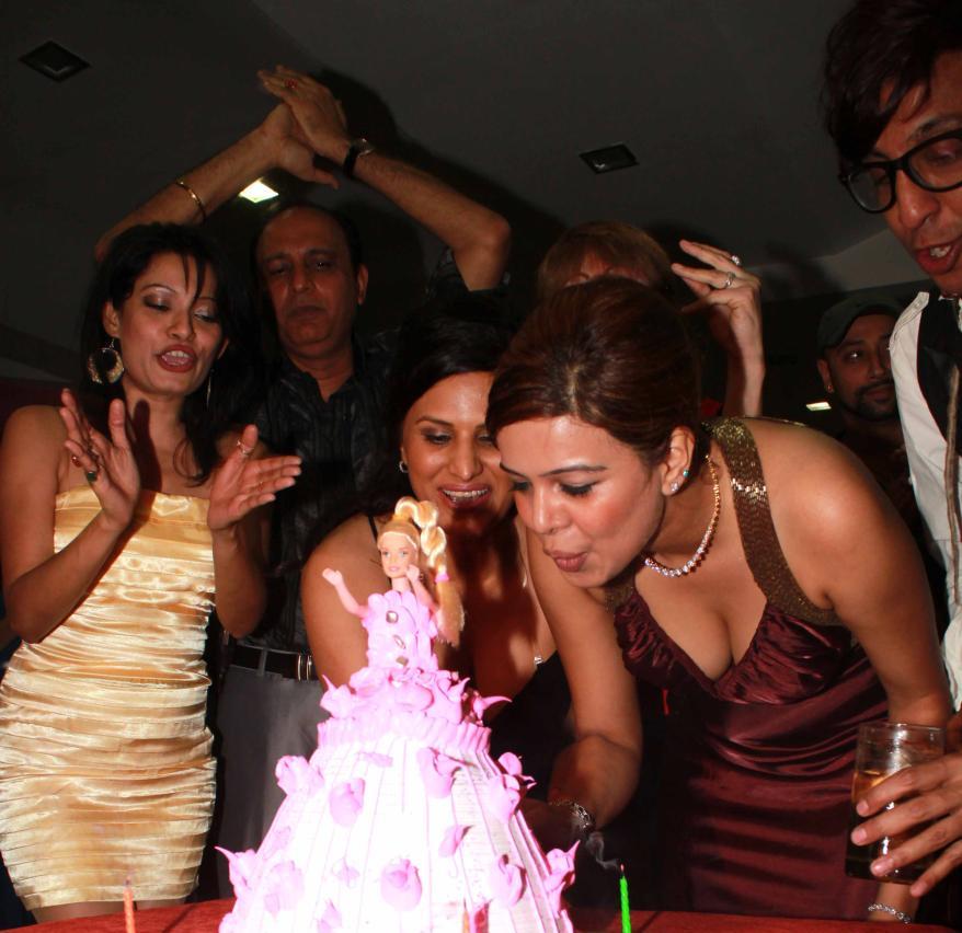 Moon Das hot big boobs cleavage breast no bra1 - Moon Das birthday bash Pics