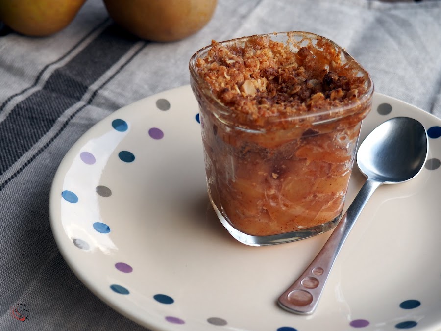 Postre de manzana con textura de compota y un crujiente crumble de avena.