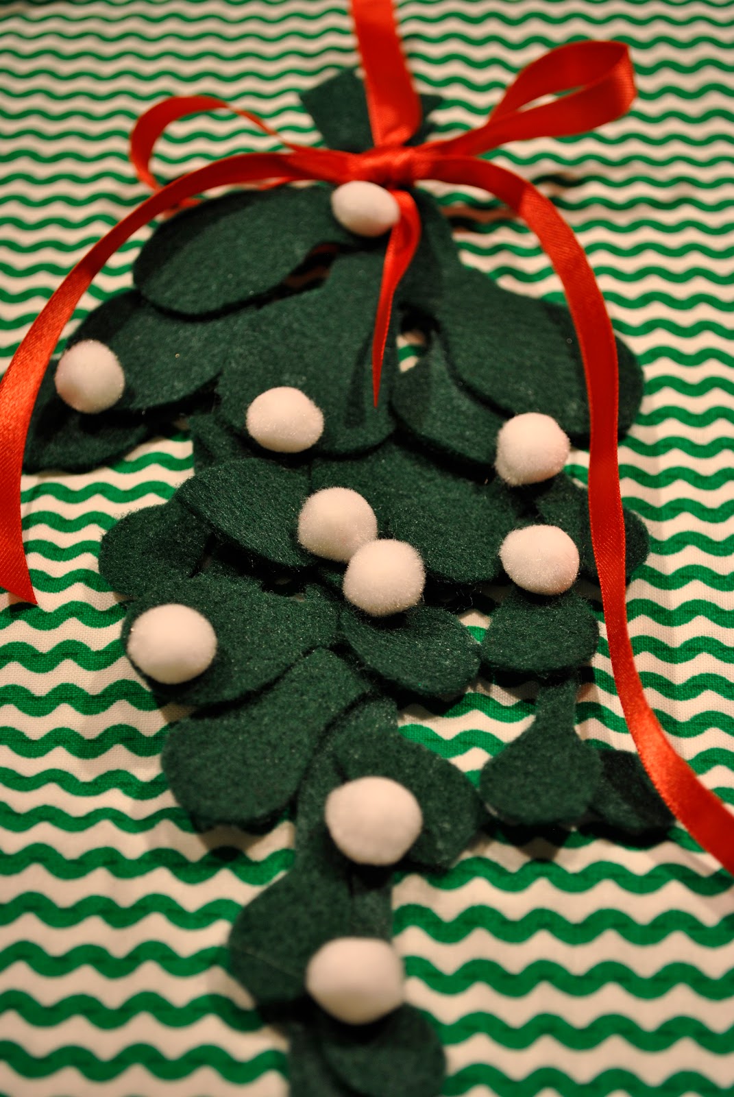 adorned abode archive: Felt Mistletoe Craft