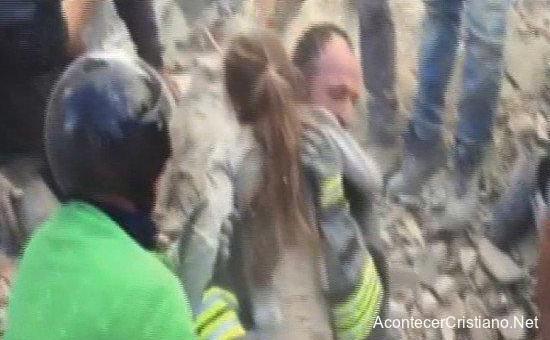 Rescatan niña que sobrevivió bajo escombros tras fuerte terremoto en Italia Rescate de niña bajo los escombros en terremoto