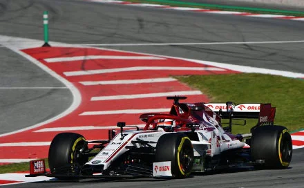 Kimi Raikkonen con l'Alfa Romeo nei test di Barcellona 2020