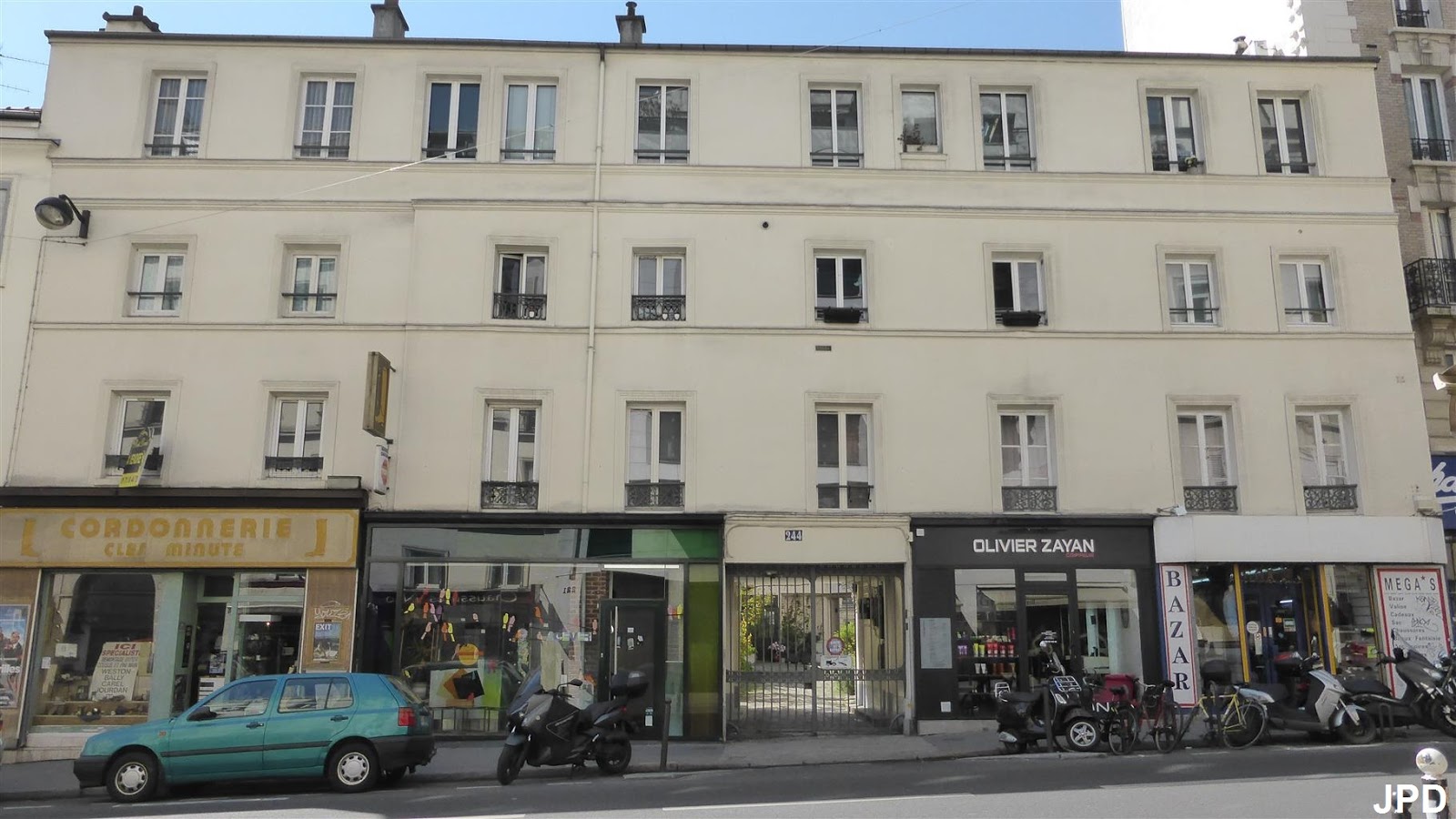 Parisbiseart Une cour... rue de Charenton