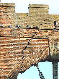 Photograph of the crack in Folly Arch in 1999 Image from the North Mymms History Project released under Creative Commons