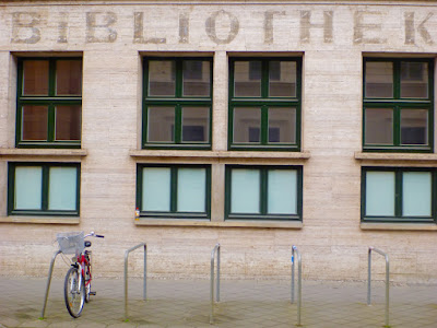 Fassade mit entfernten Buchstaben, das Wort BIBLIOTHEK ist noch lesbar