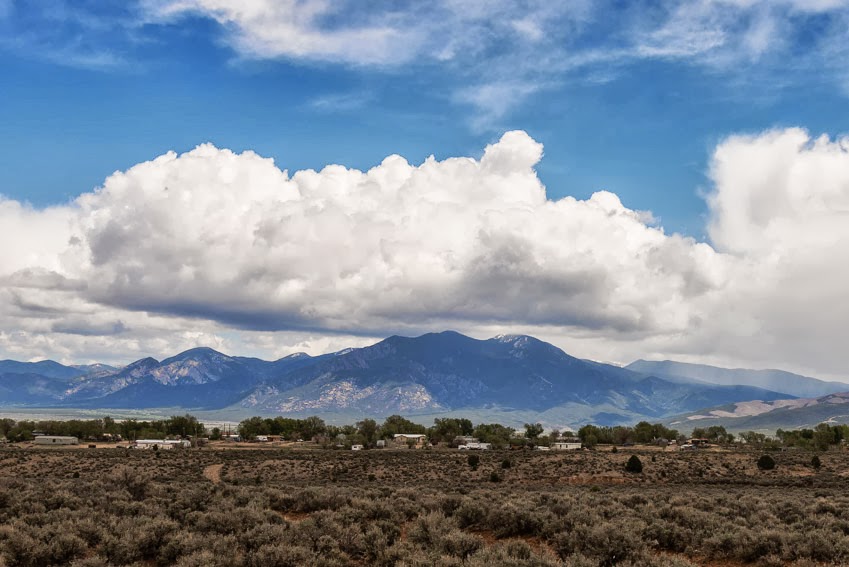 함께 가는 길 Taos. Taos Pueblo. New Mexico