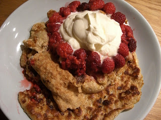 Kesopannkaka%2Bmed%2Bhallon%2Boch%2Bgr%25C3%25A4dde - Torsdag = pannkaksdag