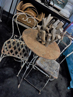 sillas y mesa de jardin de merale en el desembalaje de bilbao