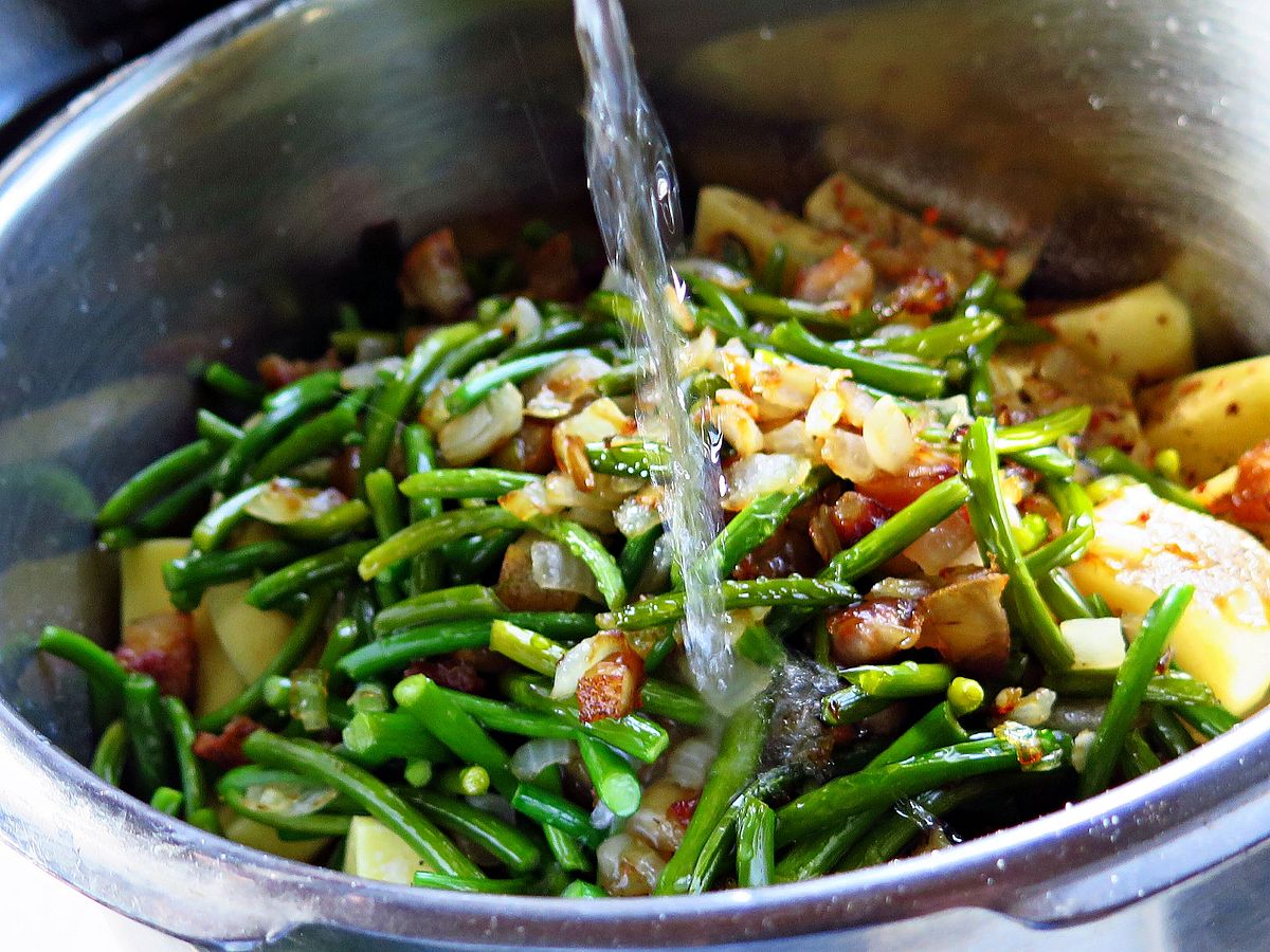 чесночные стрелы в блюде. стрелки чеснока по-корейски. рецепты со стрелками. чесночные стрелки мангыр. чесночные стрелки.