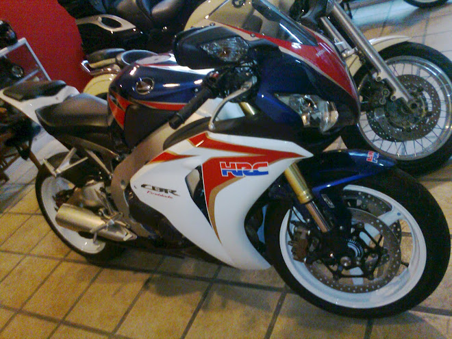 Superbike honda CBR Fireblade 1000cc. www.dunia-alattransport.blogspot.com