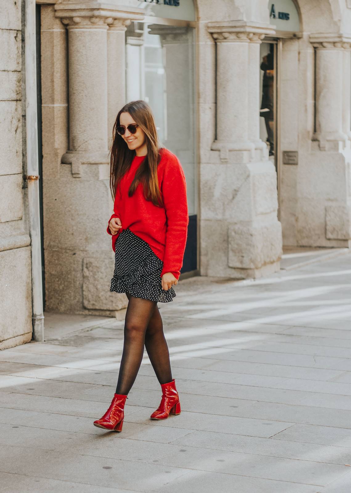 outfit_red_sweater_polka_skirt_red_vinil_boots