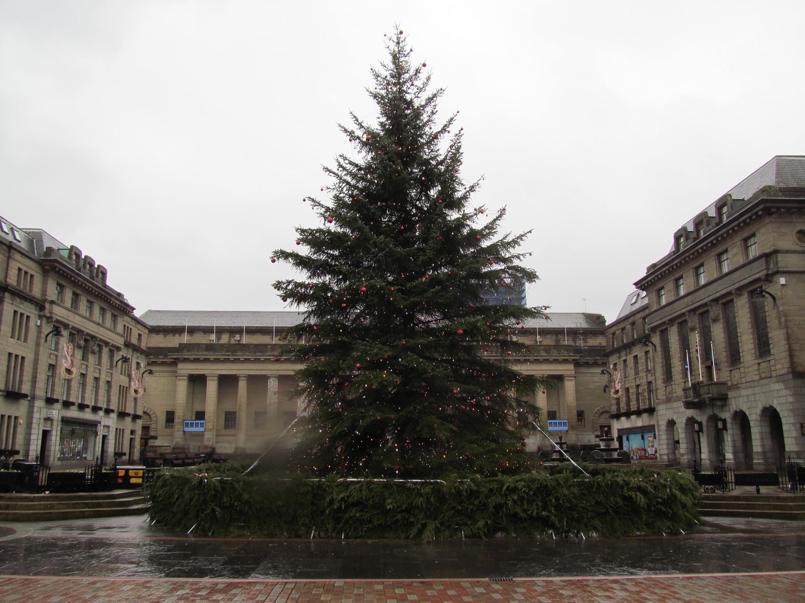 Dundee Photos City of Discovery Christmas Tree In City Square Dundee