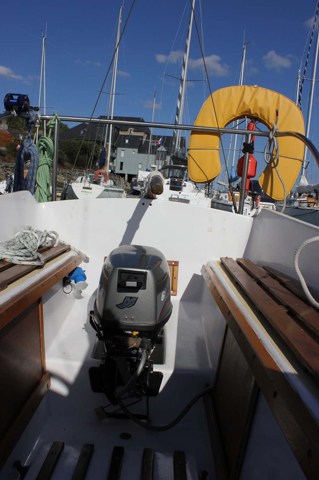 Simple Sailing Low Cost Cruising Outboard in a Well