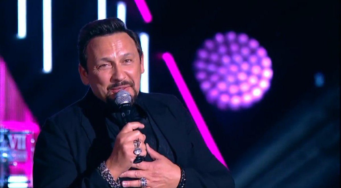 саша иванов дробыш. певец года 2017. дима масленников жара 2022. филипп киркоров награды. певец года 2017.