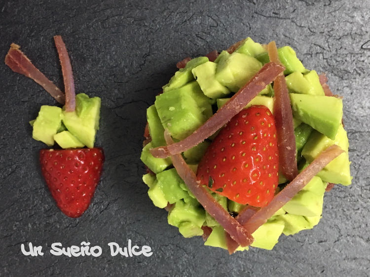 Tartar de aguacate, fresas y mojama de atún