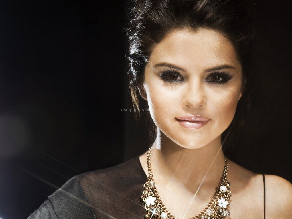 Beautiful Selena Gomez Hot Wallpaper | OsmPhotos