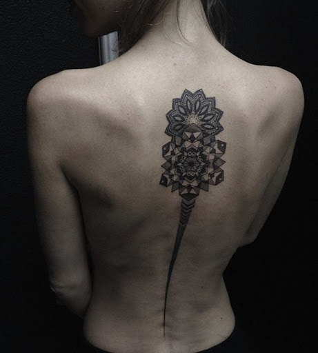 A mandala é um símbolo que não é apenas cheia de significado, mas também um grande desenho de tatuagem. Geralmente é colorido e as simetrias e desenhos geométricos realmente vai fazer você olhar para ele.