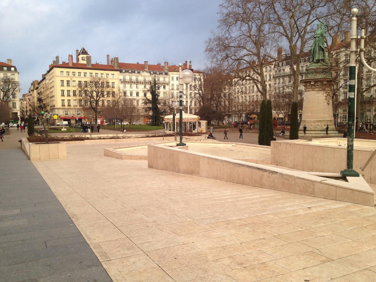 parvis-de-la-gare-de-perrache-place-carnot