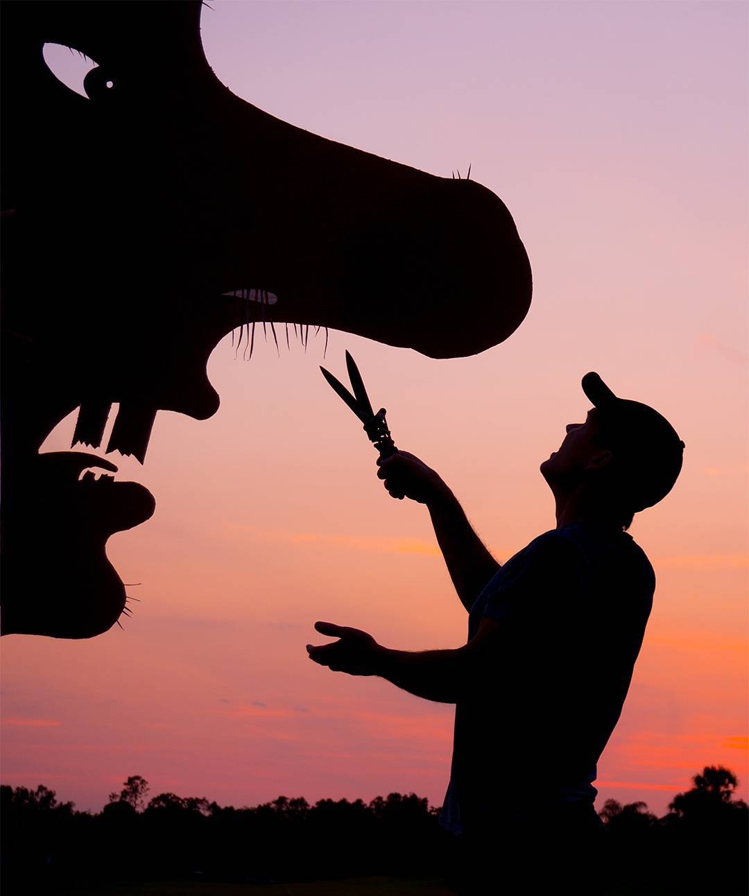 10-Personal-Giant-Groomer-John-Marshall-Sunset-Selfie-Photographs-with-Cardboard-Cutouts-www-designstack-co
