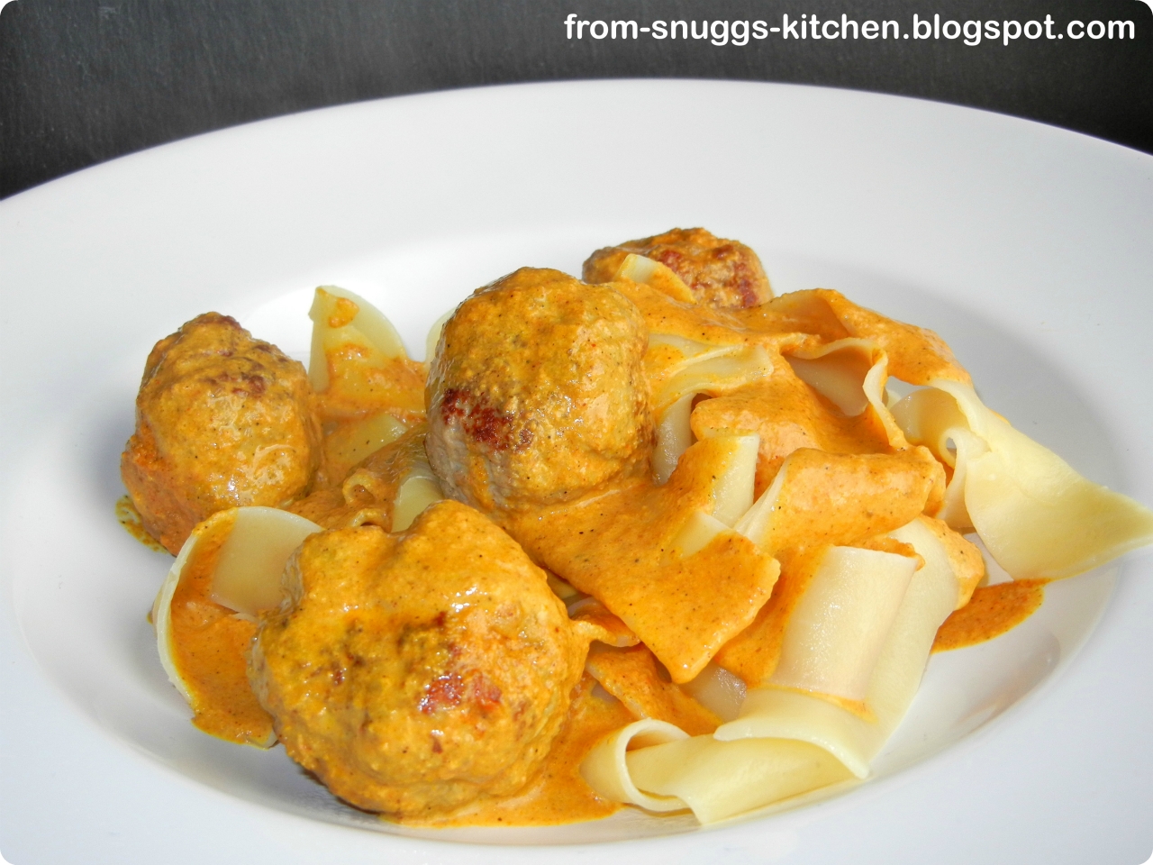 Hack-Bällchen mit Curry- oder Tomatensosse - From-Snuggs-Kitchen