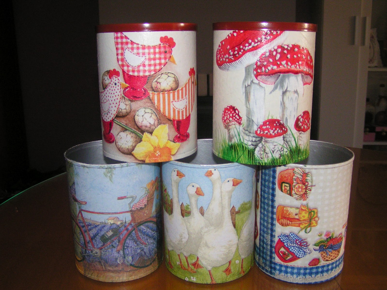 Descubriendo el decoupage Botes de cartón reciclados