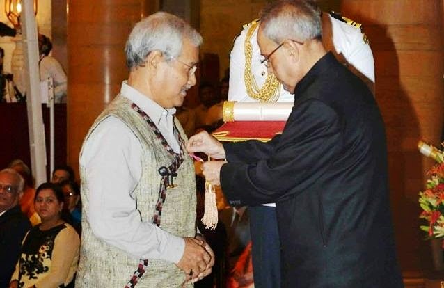 Jahnu Barua receiving Padma Bhushan award from President Pranab Mukherjee