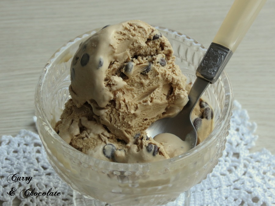 Helado casero de café bombón y chips de chocolate – Espresso coffee chocolate chip ice cream  
