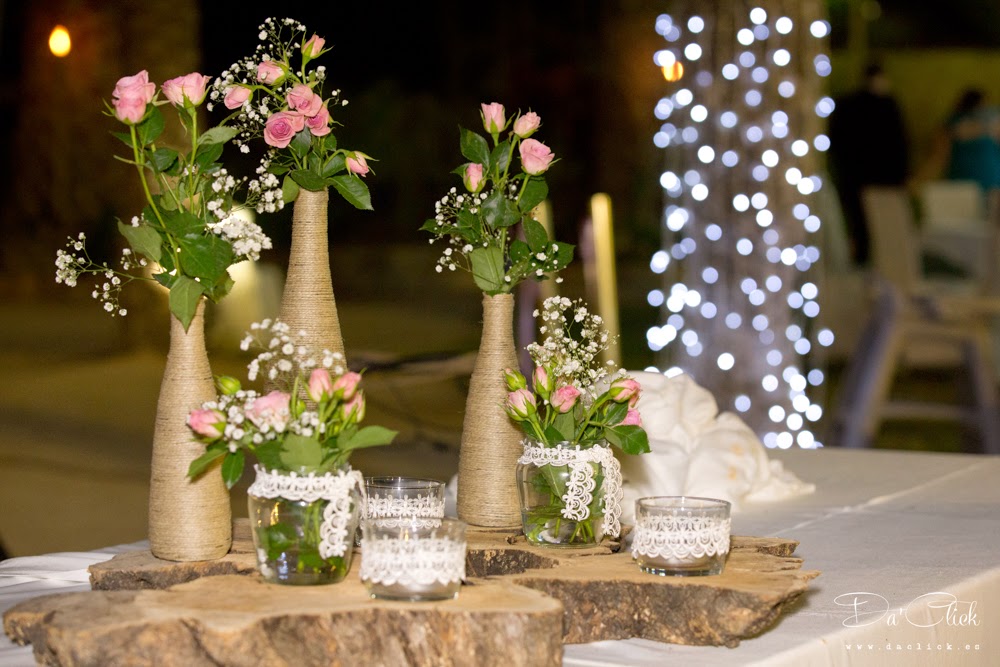 centro de mesa presidencial base de tronco de olivo y flores en botellas forradas de cuerda