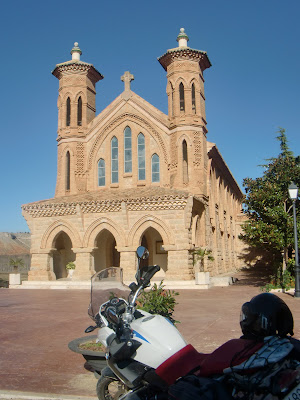 La iglesia modernista de El Salvador, en Villaespesa, a 7kms. del centro de Teruel.