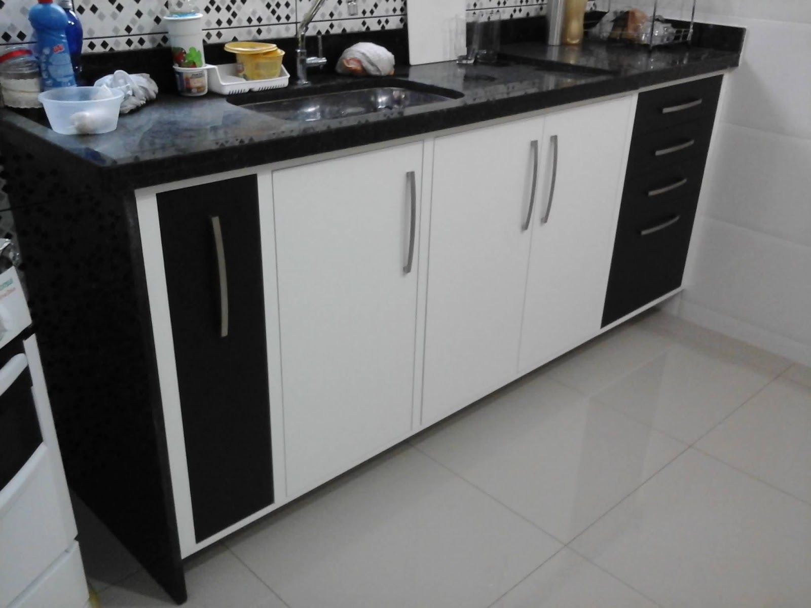 Gabinete cozinha preto e branco