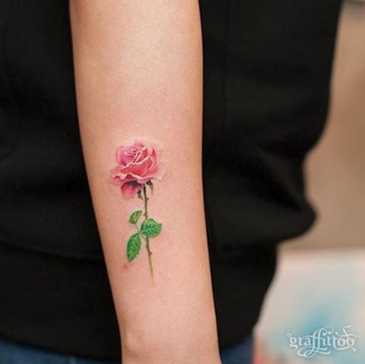 Esta pequena rose tattoo