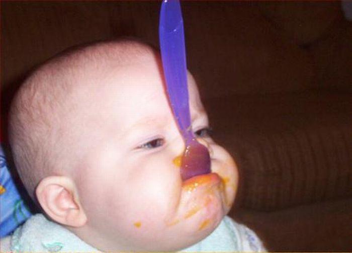 photo trick: funny kids eating pictures