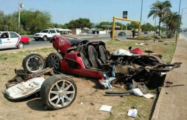rare_supercar_completely_destroyed_in_a_crash_in_northern_mexico_640_04.jpg