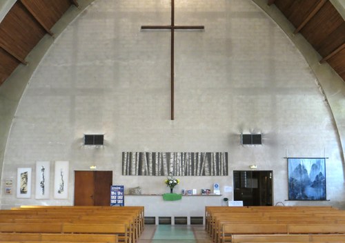 Une vue large de l'église dEzanville