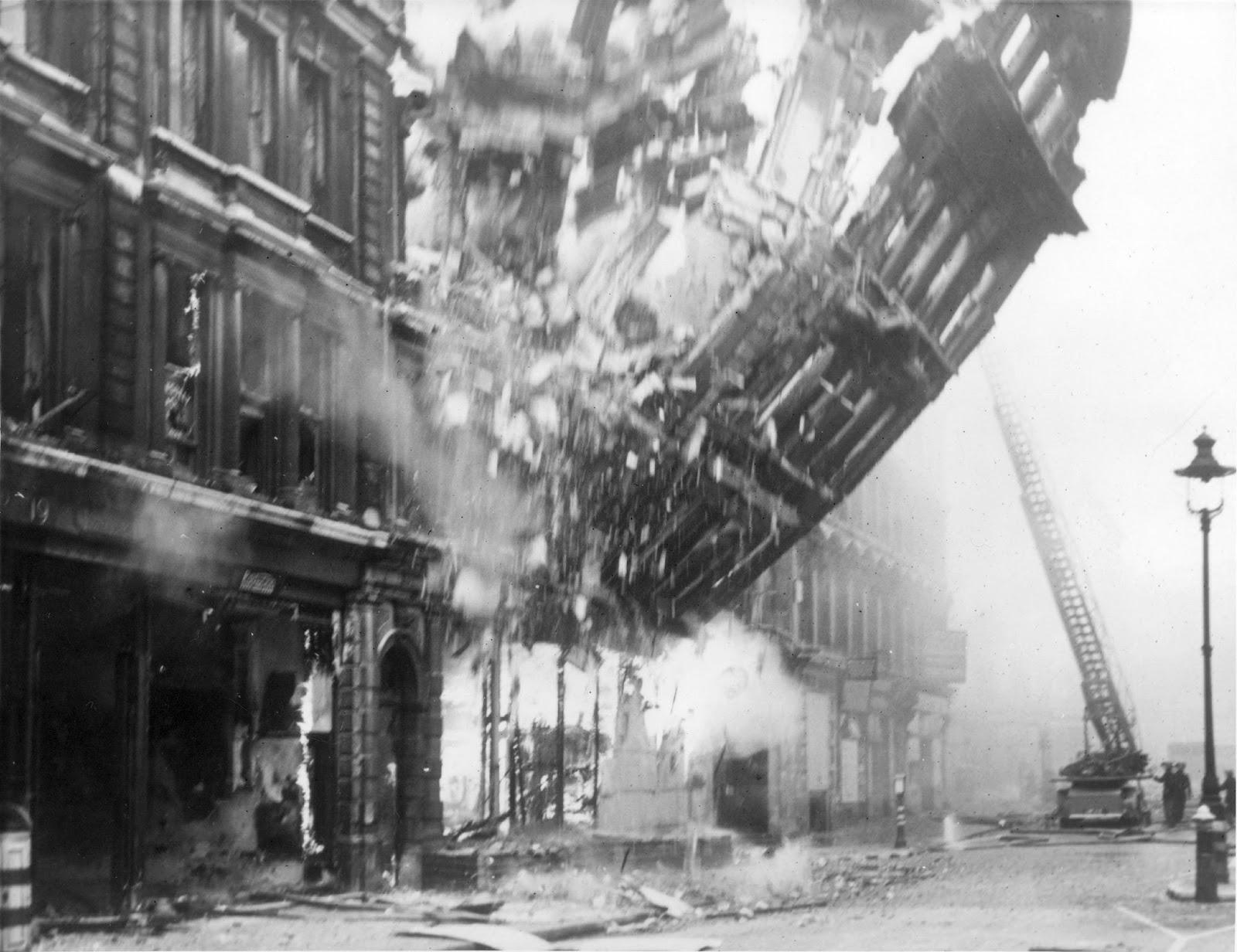 7 septembre 1940 : Le Blitz : Londres sous les bombes . Mymystere