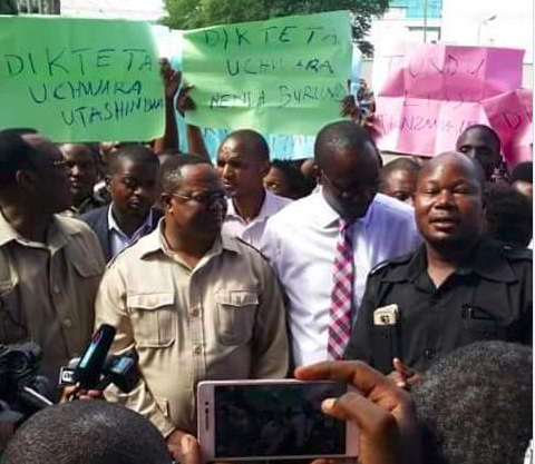 Mahakamani Kisutu: Watatu Mikononi Mwa Polisi Kwa Kubeba Mabango ya Kumkashifu Mtukufu Rais Magufuli