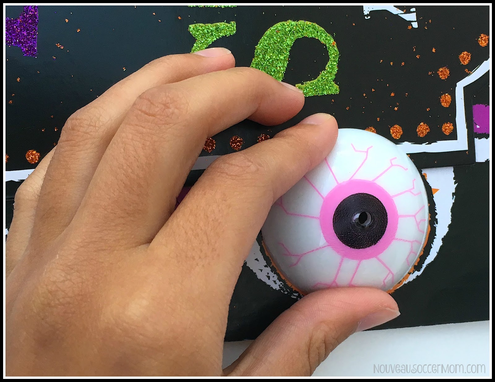 Make a Halloween Eyeball Hanging