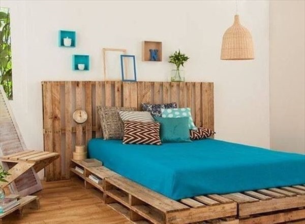 Interior kamar tidur minimalis dengan palet palet bekas