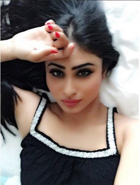 Mouni Roy Hot and Bold Pink Lips Naagin 2 Pics Tv Serial Actress in