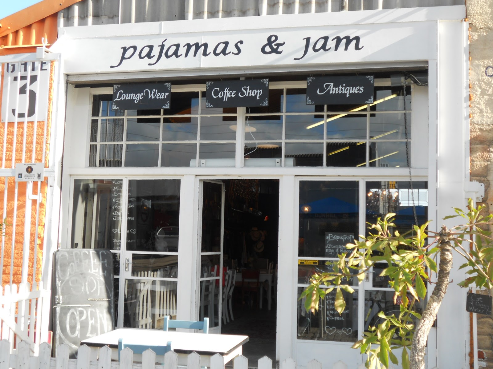 Finding Pretty Again Pajamas and Jam Restaurant / a warm Vintage Experience