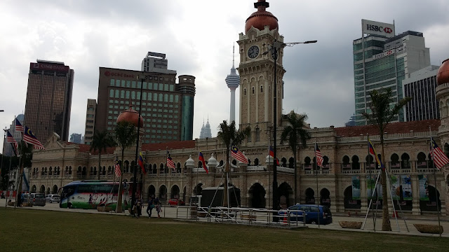 Edificio Sultán Abdul Samad con la Torre Menara y las Petronas al fondo (Kuala Lumpur) Edificio Sultán Abdul Samad con la Torre Menara y las Petronas al fondo (Kuala Lumpur)