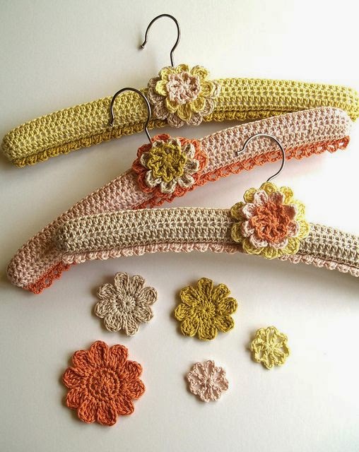 Ideas para tu hogar: perchas forradas al crochet